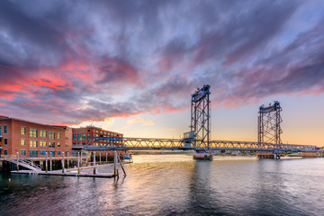 Portsmouth, New Hampshire, USA at Memorial Bridge on the Piscataqua River - obrazy, fototapety, plakaty