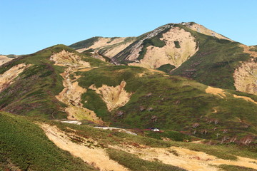 東北飯豊連峰　飯豊山山頂への道　切合小屋稜線から山頂を望む