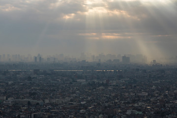 霞んだ都心の風景