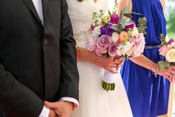 Obraz na płótnie Canvas Bridal couple with wedding bouquet outdoor on their wedding day