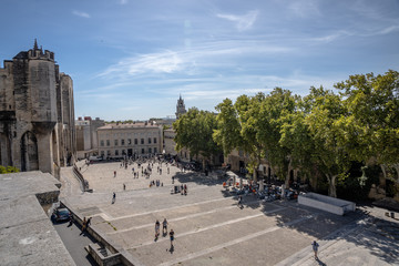 Aussicht von oben auf Platz und Papstpalast in Avignon, Frankreich