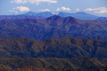 Fototapeta premium 東北飯豊連峰 飯豊山山頂への道 紅葉の山並みと安達太良山遠景