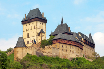 Fototapeta na wymiar Burg Karlstein in Tschechien von unten aufgenommen