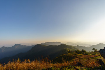 Obraz premium Scenery on the mountain At sunset Weather Forecast For Thailand From Mid-February Start to spring.