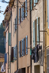 Fototapeta na wymiar fenêtres façades volet balcon mur Provence 
