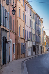 Fototapeta na wymiar rue village façade couleur jaune alignement fenêtre volet