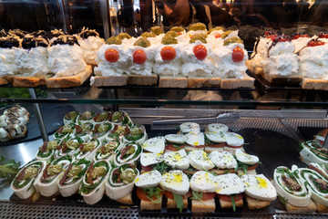 Obraz premium MADRID, HISZPANIA - 1 KWIETNIA 2019 - Rynek San Miguel