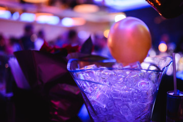 Schüssel voll mit Eiswürfel