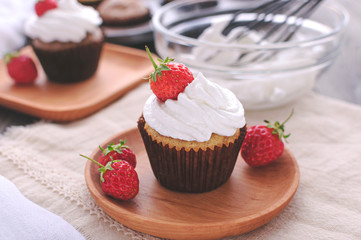 Cupcake with protein cream and strawberries.