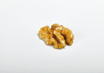 Nuez sobre fondo blanco