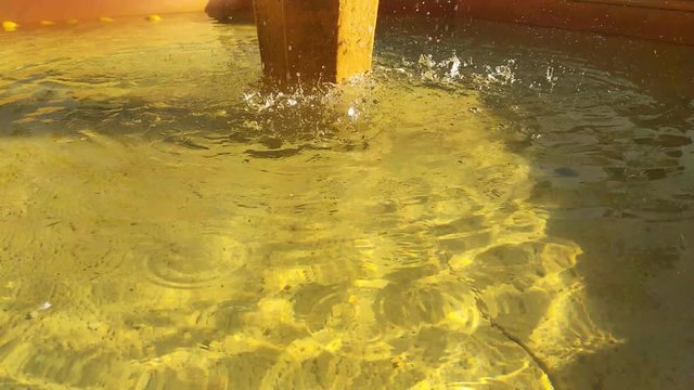 Movimiento del agua fondo amarillo en un pozo