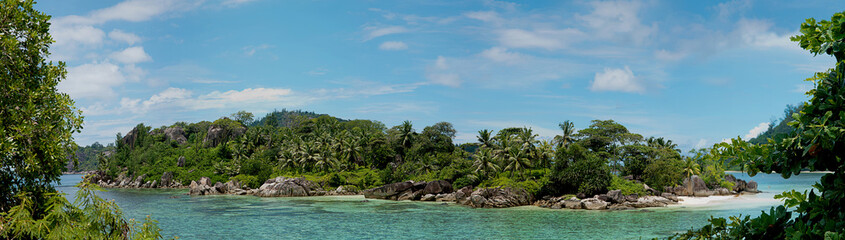 Fototapeta na wymiar Beautiful panoramic view of one island from Seychelles, the Indian Ocean and the blue clear sky with easy clouds