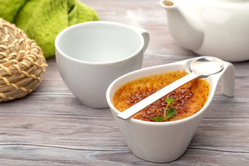 bowl of creme brule on whte wooden table