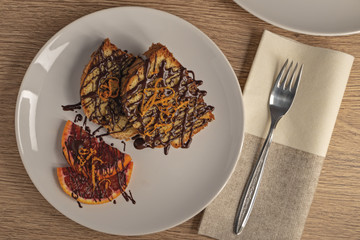 ciambella all'arancia tagliata fette con cioccolato fondente dall'alto