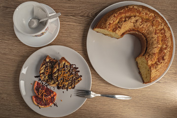 ciambella all'arancia tagliata fette con cioccolato fondente dall'alto altra vista