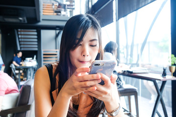 Business asian women using samrtphone in coffee shop