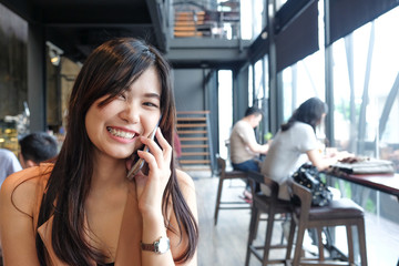 Business asian women using samrtphone in coffee shop