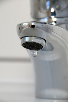 tropfender Wasserhahn