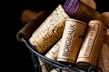 Foto op Plexiglas oude kurken stoppen van Franse wijnen in een draadmand © JPchret