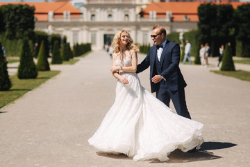 Naklejka premium Groom dance with bride in the pakr near the palace in Wiena, Austria