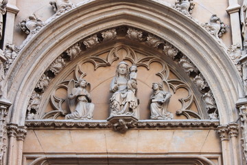 Fototapeta na wymiar Sculpture of Virgin Mary carrying jesus child