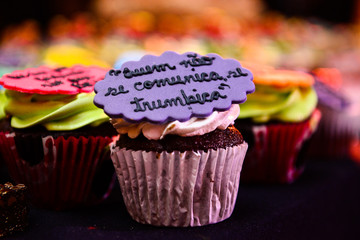 chocolate cupcake, phrase from Chacrinha, custom cupcake, "Who does not communicate, will be in trouble", themed cupcake