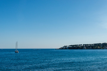 Obraz premium Seacoast of Antibes in a sunny winter day