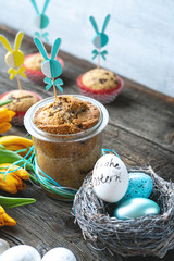 Glaskuchen mit Osterhase und Osternest