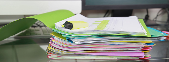 Pile de dossiers de travail sur un bureau