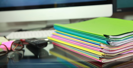 Pile de dossiers de travail sur un bureau