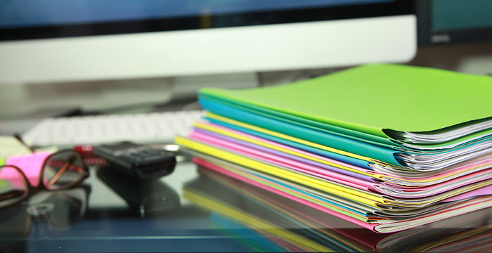 Pile de reliure de dossier de fichiers de plusieurs couleurs sur une table  dans un bureau d'affaires. 3707230 Photo de stock chez Vecteezy