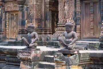 Divinités sculptées devant un temple Angkor 