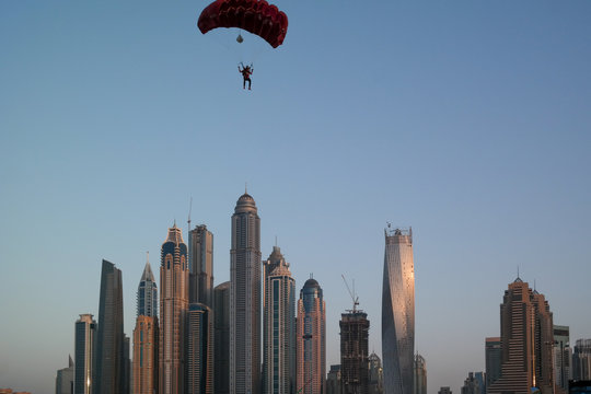 Dubai City Fun Parachuting And Water Activities, Tourist Attractions At Dubai Marina