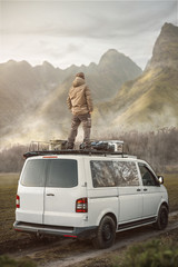 Mann steht auf einem Transporter in der Natur