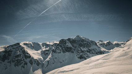 Traumhafter Blick über die verschneiten Berge im Montafon