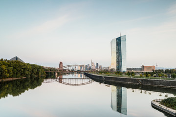 Fototapeta premium Skyline Panorama in Frankfurt am Main bei Sonnenaufgang