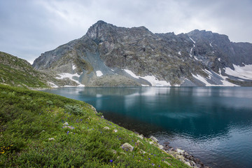 Obraz na płótnie Canvas Ala-Askir lake in Yeshtu valley. Mountain Altai landscape