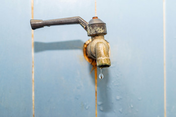 Obraz premium Water droplets dropping from faucet 