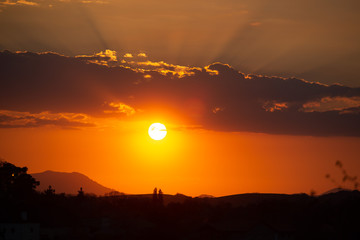 Ciel organge sur les Pyr&eacute;n&eacute;es