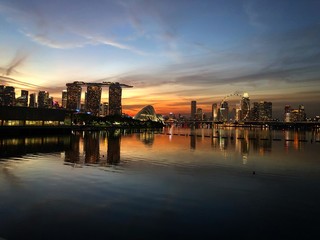 Obraz premium Singapore CBD skyline over water during evening sunset twilight