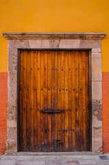 Fototapeta na wymiar Mexican door in San Miguel de Allende