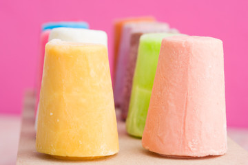 paletas de hielo de colores y sabores diferentes