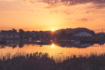 atardecer en el mar y laguna