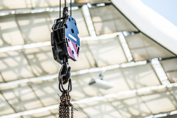 Kran Stahl Kette Baukran Baustelle Haken Seil Industrie Stadion Dachkontruktion © Studio Wilkos