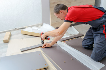 Assembling furniture from chipboard, using a cordless screwdriver