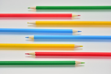 Lápices de colores entrelazados