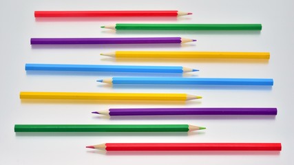 Lápices de colores entrelazados