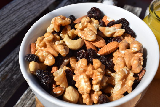Los mejores amigos del humano: nueces, almendras, pasas y caju 