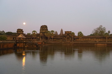 Fototapeta premium Coucher de soleil temple d'Angkor 