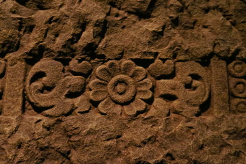 Fleur sculptée en bas relief Angkor 